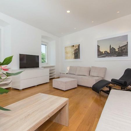 Appartment In Center With Parking بولا المظهر الخارجي الصورة