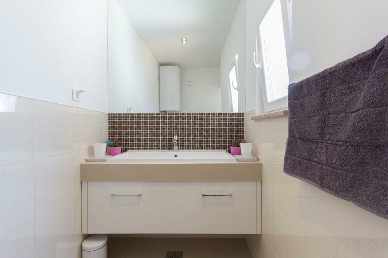 Appartment In Center With Parking بولا المظهر الخارجي الصورة